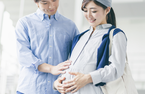妊娠後期の女性とパートナー